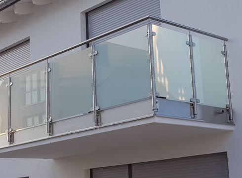 Glasgeländer mit Stirnblech