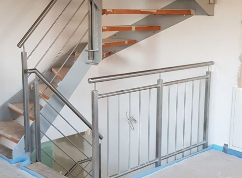 Gewendelte Treppe mit Holzstufen
