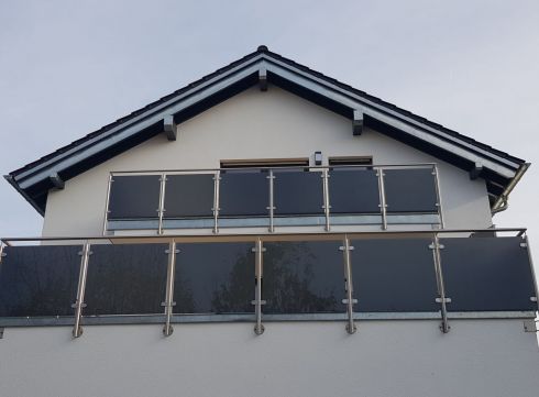 Balkon-, & Terrassengeländer mit VSG aus ESG Parsolgrau matt