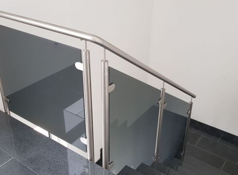 Treppengeländer aus VSG Parsolgrau matt