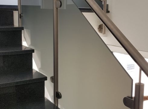 Treppengeländer aus VSG Parsolgrau matt