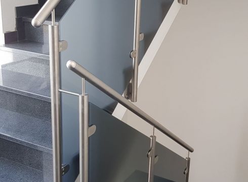 Treppengeländer aus VSG Parsolgrau matt