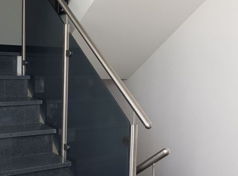 Treppengeländer aus VSG Parsolgrau matt